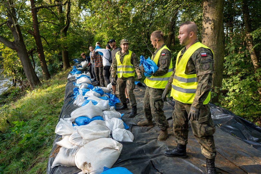 Umacnianie wałów na Marszowicach