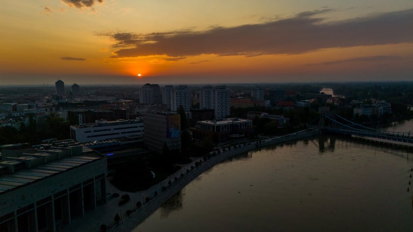 Odra we Wrocławiu, centrum miasta, 19 września rano