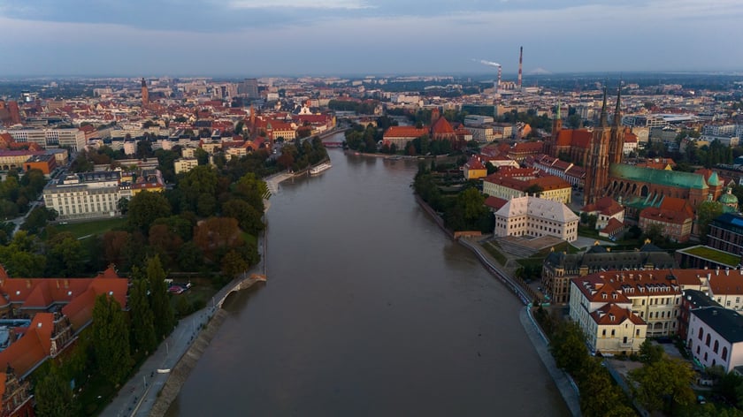 Odra we Wrocławiu, centrum miasta, 19 września rano