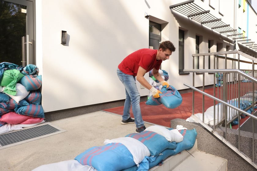 Ekipa działająca przy CAL-u Kozan&oacute;w. Układali worki z piaskiem przy żłobku na Dokerskiej