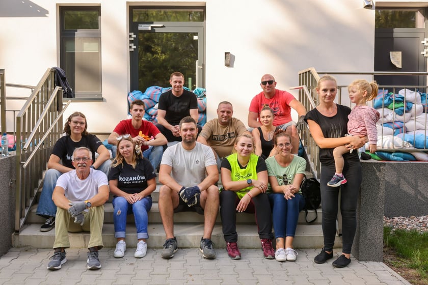 Ekipa działająca przy CAL-u Kozan&oacute;w. Układali worki z piaskiem przy żłobku na Dokerskiej