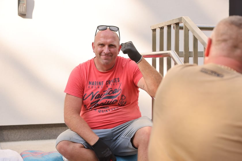 Ekipa działająca przy CAL-u Kozan&oacute;w. Układali worki z piaskiem przy żłobku na Dokerskiej