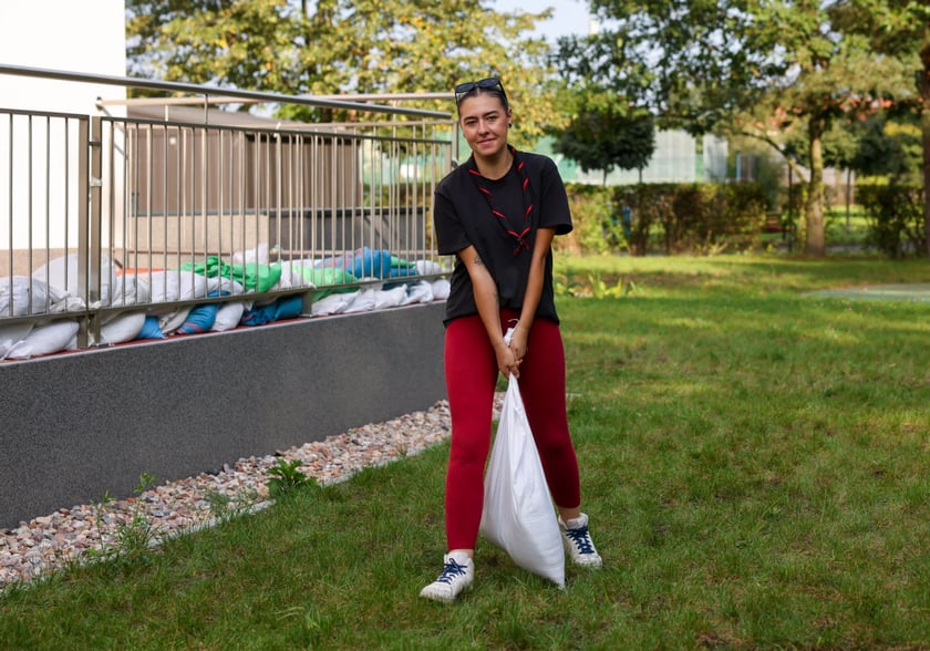 Ekipa działająca przy CAL-u Kozan&oacute;w. Układali worki z piaskiem przy żłobku na Dokerskiej
