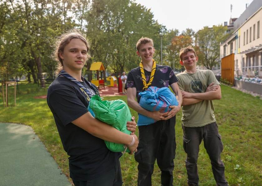Ekipa działająca przy CAL-u Kozan&oacute;w. Układali worki z piaskiem przy żłobku na Dokerskiej
