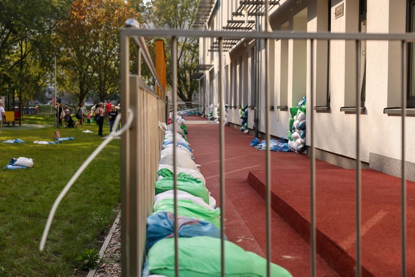Układali worki z piaskiem przy żłobku na Dokerskiej