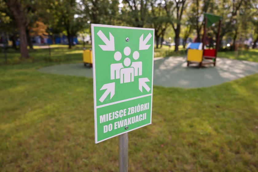 Układali worki z piaskiem przy żłobku na Dokerskiej
