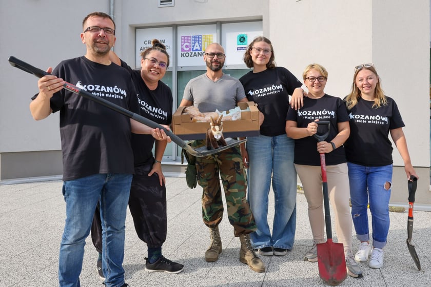 Ekipa działająca przy CAL-u Kozan&oacute;w. Oni organizuję przeciwpowodziowy Wolontariat Sąsiedzki. Pierwszy z lewej Krzysztof Chudy, lider przeciwpowodziowy osiedla