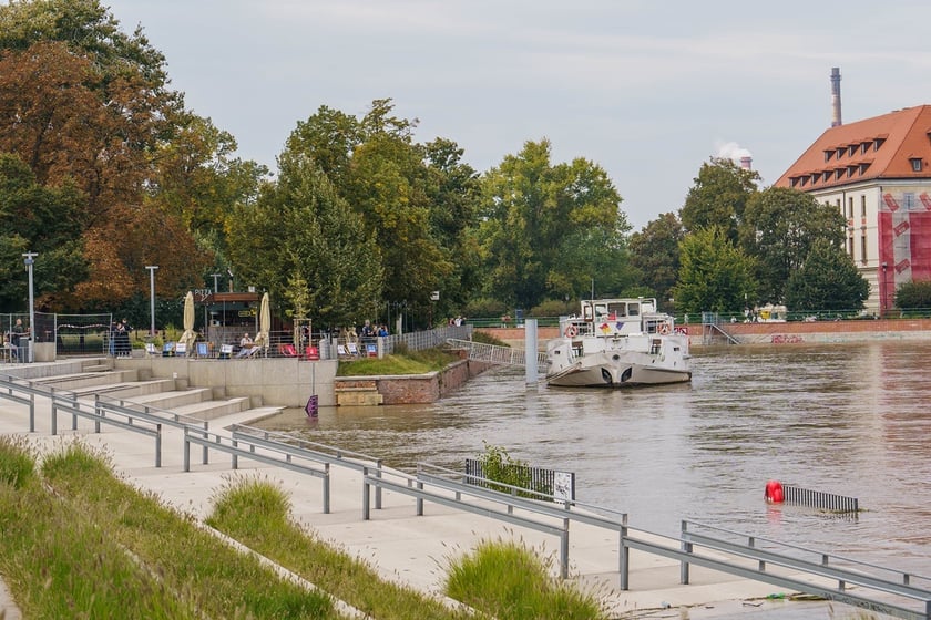 Statki i łodzie wrocławskiej żeglugi wycieczkowej na Odrze w okresie zagrożenia powodzią