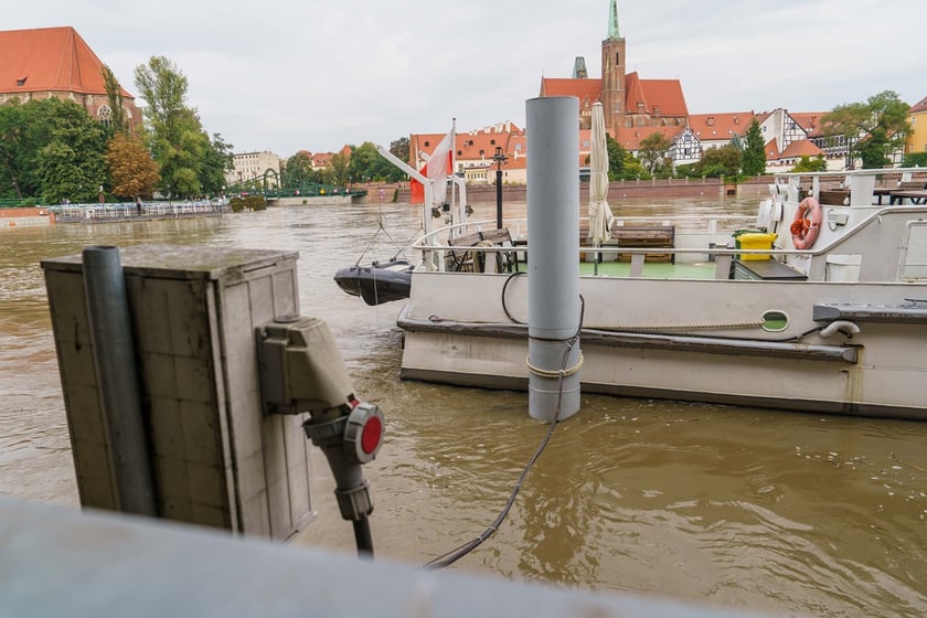 Statki i łodzie wrocławskiej żeglugi wycieczkowej na Odrze w okresie zagrożenia powodzią