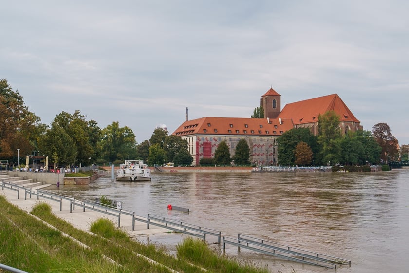 Statki i łodzie wrocławskiej żeglugi wycieczkowej na Odrze w okresie zagrożenia powodzią