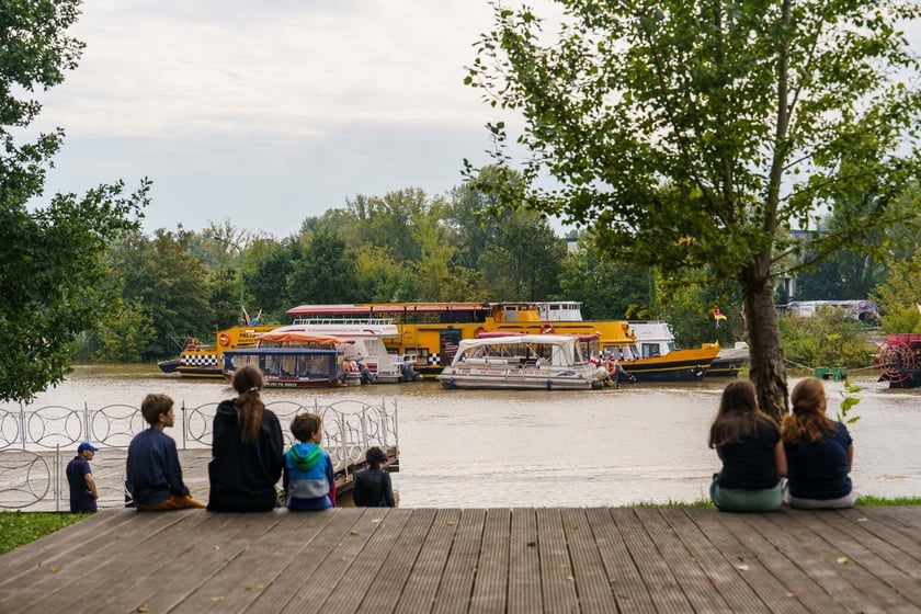 Statki i łodzie wrocławskiej żeglugi wycieczkowej na Odrze w okresie zagrożenia powodzią