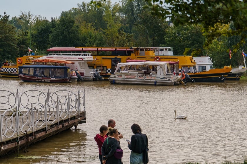Statki i łodzie wrocławskiej żeglugi wycieczkowej na Odrze w okresie zagrożenia powodzią