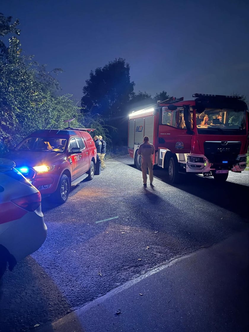 Kobiety i mężczyźni podczas akcji  na wale Janówek - Pracze. Trwa jego uszczelnianie