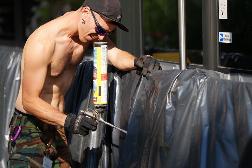 Wrocławianie układają worki z piaskiem pod NFM-em 18 września 2024 roku