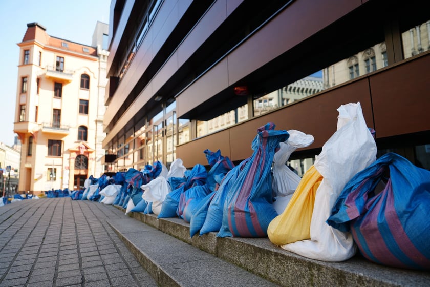Wrocławianie układają worki z piaskiem pod NFM-em 18 września 2024 roku