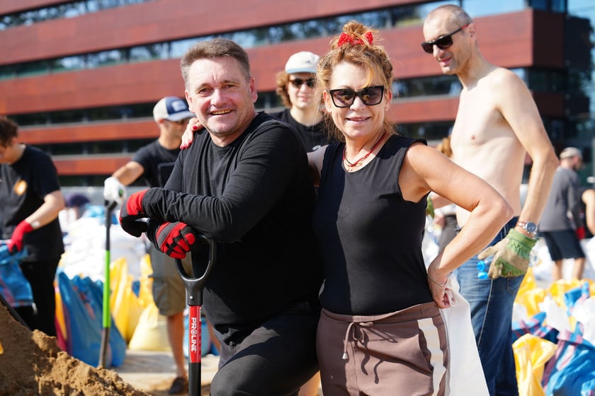 Wrocławianie układają worki z piaskiem pod NFM-em 18 września 2024 roku