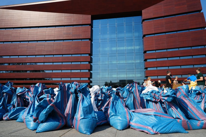 Wrocławianie układają worki z piaskiem pod NFM-em 18 września 2024 roku