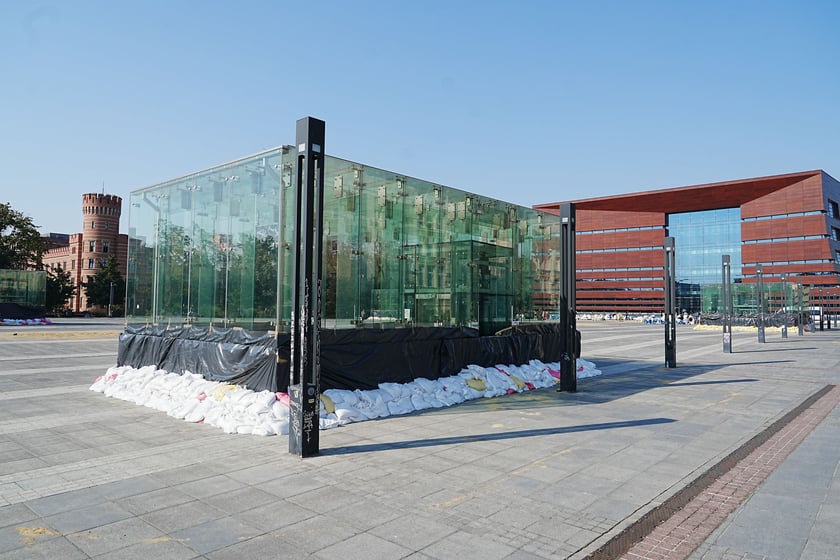 Wrocławianie układają worki z piaskiem pod NFM-em 18 września 2024 roku