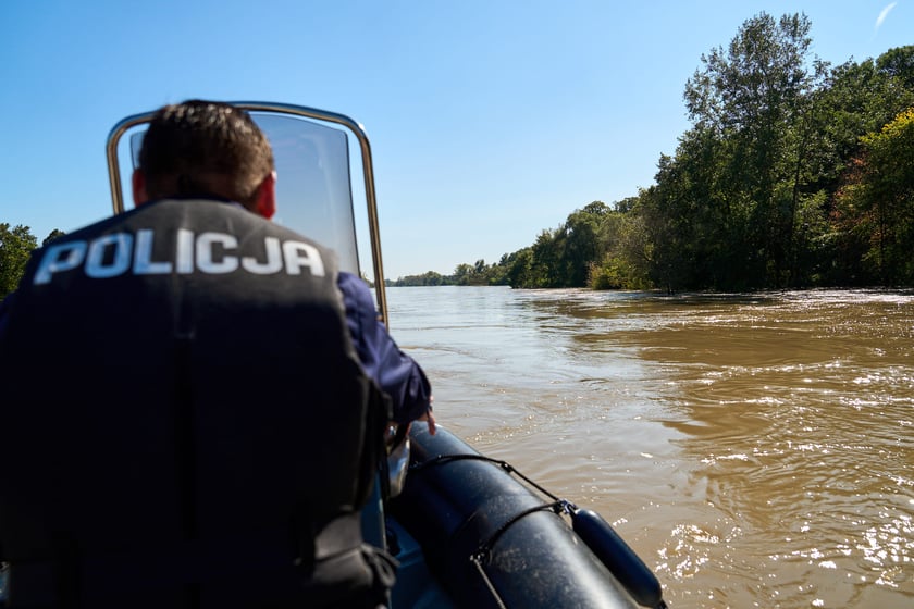 Patrol policyjny na Odrze we Wrocławiu