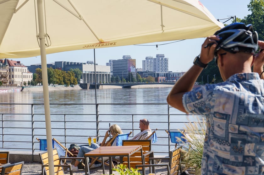 Mieszkańcy Wrocławia spacerują nad Odrą 22.09.2024
