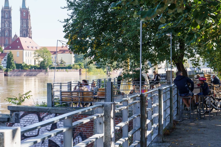 Mieszkańcy Wrocławia spacerują nad Odrą 22.09.2024