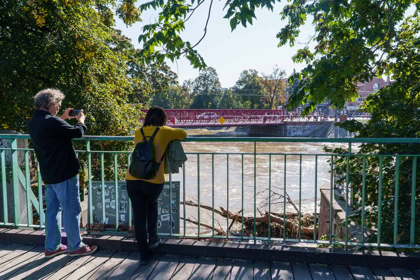 Mieszkańcy Wrocławia spacerują nad Odrą 22.09.2024