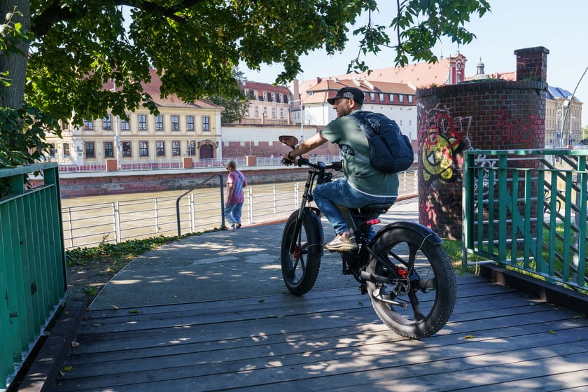Mieszkańcy Wrocławia spacerują nad Odrą 22.09.2024
