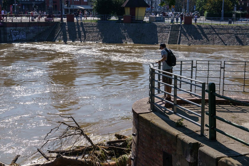 Mieszkańcy Wrocławia spacerują nad Odrą 22.09.2024
