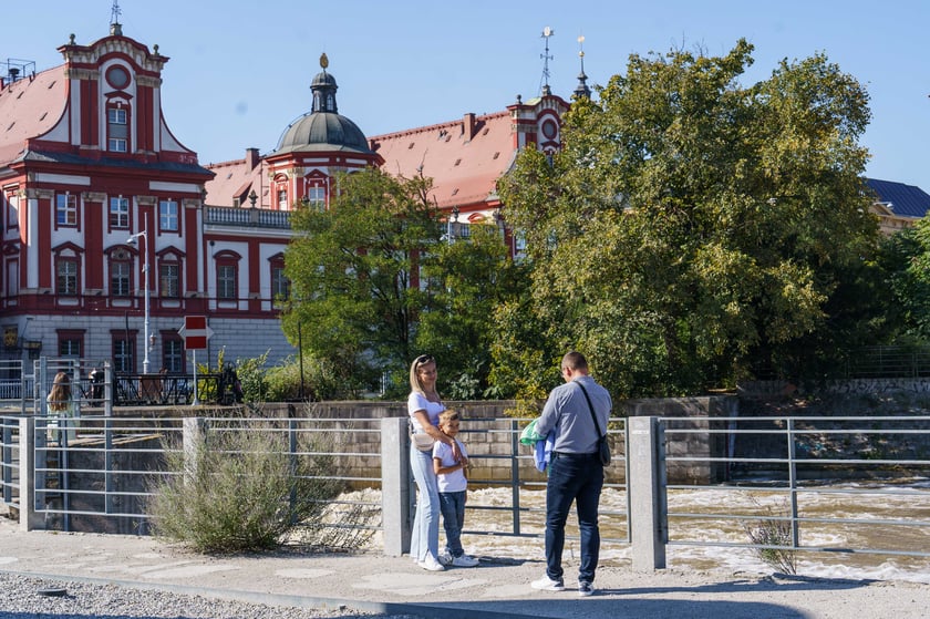 Mieszkańcy Wrocławia spacerują nad Odrą 22.09.2024