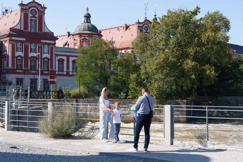 Mieszkańcy Wrocławia spacerują nad Odrą 22.09.2024
