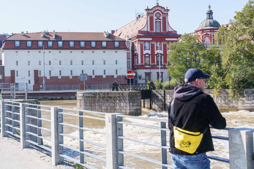 Mieszkańcy Wrocławia spacerują nad Odrą 22.09.2024