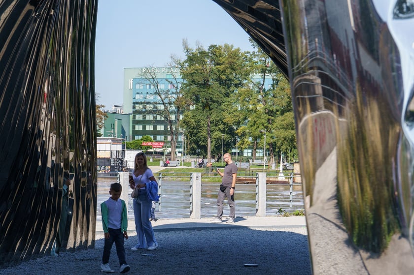 Mieszkańcy Wrocławia spacerują nad Odrą 22.09.2024