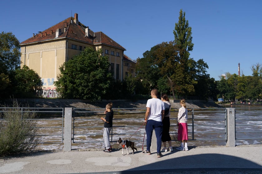 Mieszkańcy Wrocławia spacerują nad Odrą 22.09.2024