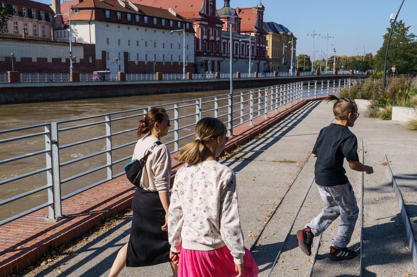 Mieszkańcy Wrocławia spacerują nad Odrą 22.09.2024