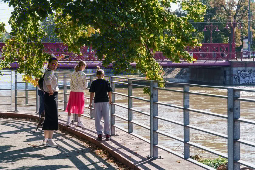 Mieszkańcy Wrocławia spacerują nad Odrą 22.09.2024