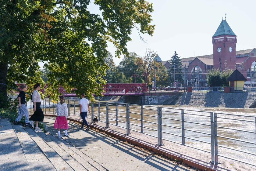 Mieszkańcy Wrocławia spacerują nad Odrą 22.09.2024