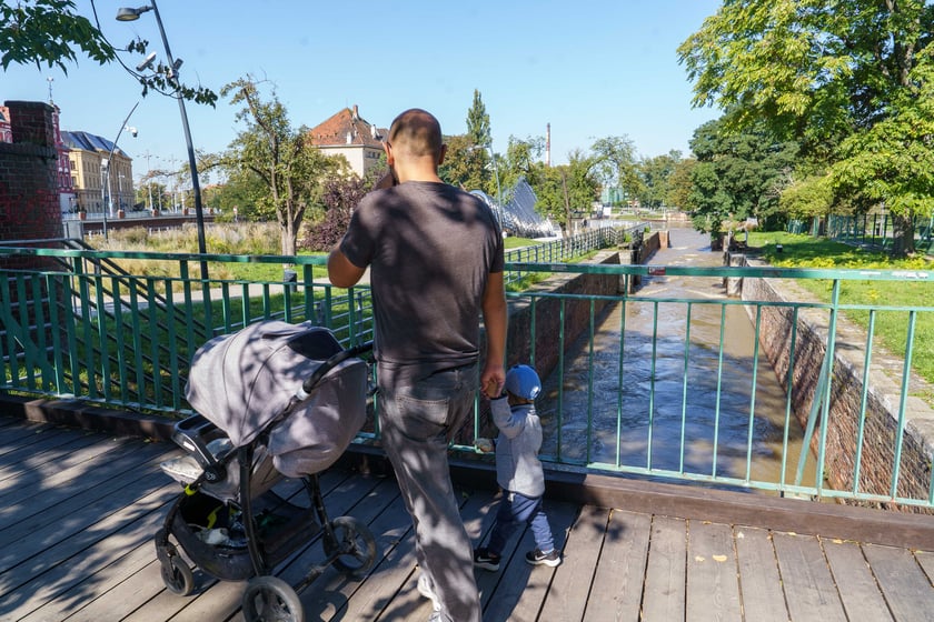 Mieszkańcy Wrocławia spacerują nad Odrą 22.09.2024