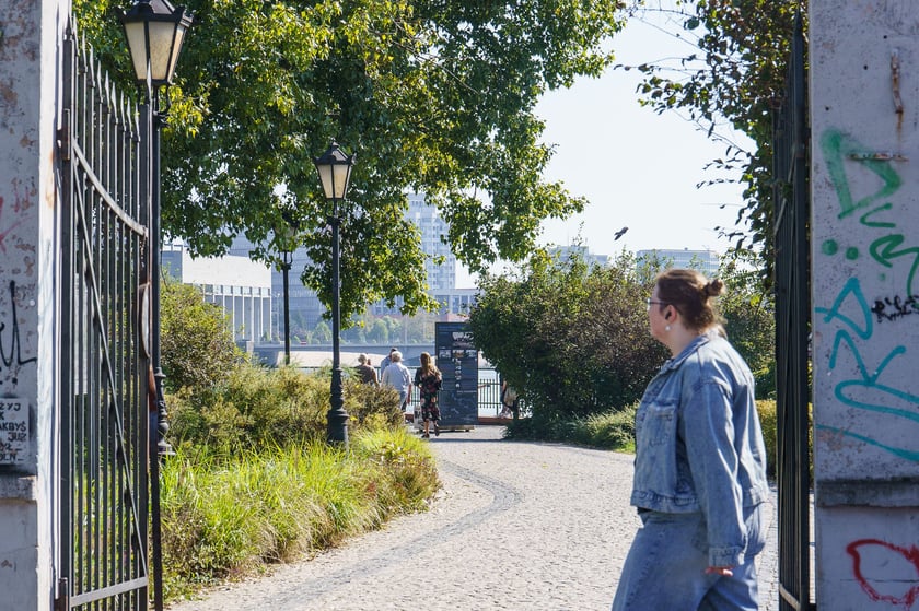Mieszkańcy Wrocławia spacerują nad Odrą 22.09.2024