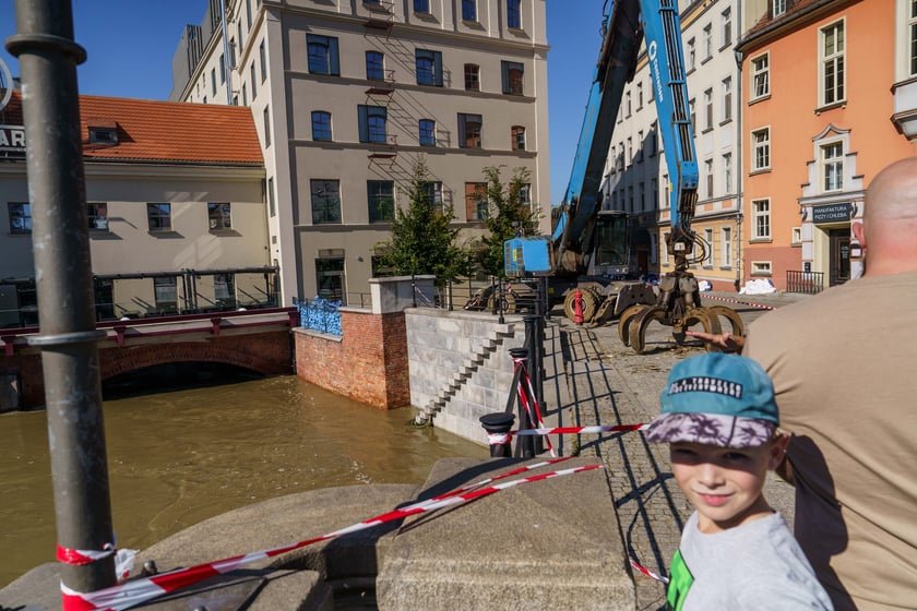 Mieszkańcy Wrocławia spacerują nad Odrą 22.09.2024