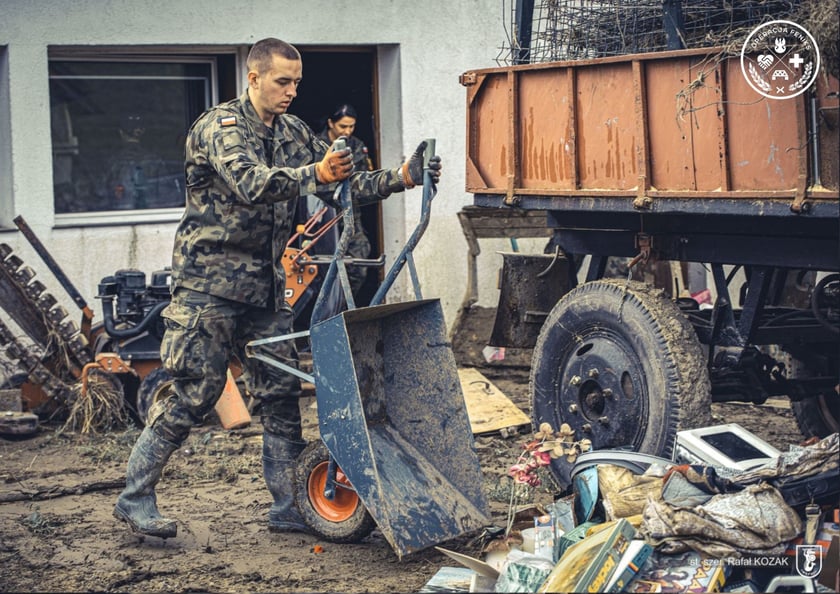 Nysa. Operacja Feniks. Żołnierze pomagają na terenach dotkniętych przez pow&oacute;dź
