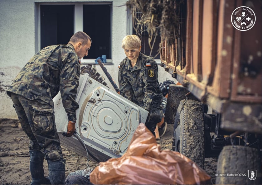 Nysa. Operacja Feniks. Żołnierze pomagają na terenach dotkniętych przez pow&oacute;dź