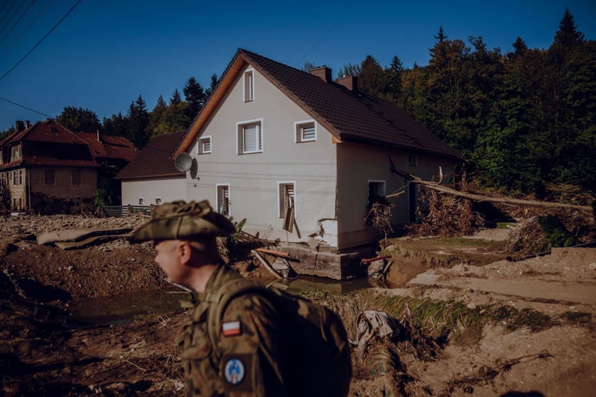 Wieś Stojk&oacute;w na Dolnym Śląsku. Operacja Feniks. Żołnierze pomagają na terenach dotkniętych przez pow&oacute;dź