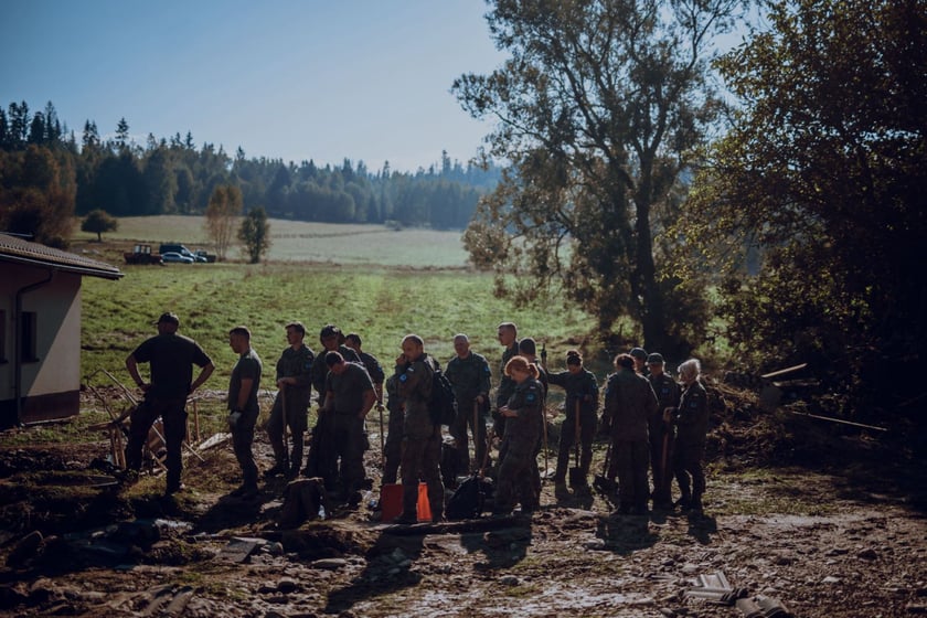 Wieś Stojk&oacute;w na Dolnym Śląsku. Operacja Feniks. Żołnierze pomagają na terenach dotkniętych przez pow&oacute;dź