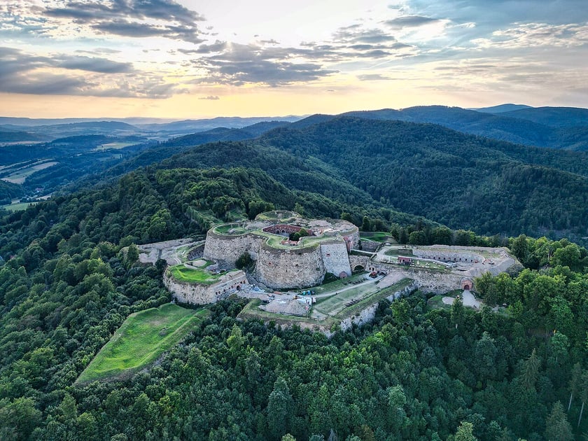 Twierdza Srebrna G&oacute;ra, widok z lotu ptaka.
Wikimedia Commons, Jendrusk - Praca własna, CC BY-SA 4.0