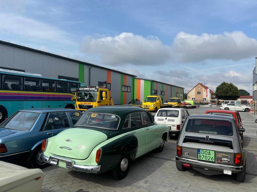 Ewakuacja eksponatów z Muzeum Motoryzacji WENA w Oławie
