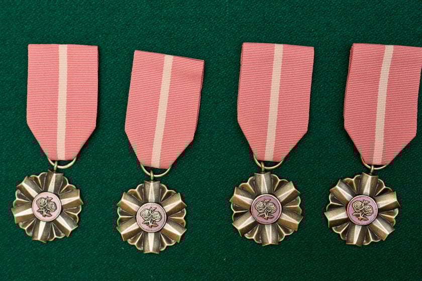 Pary małżeńskie z długoletnim stażem uhonorowane odznaczeniami, uroczystość we wrocławskim ratuszu.