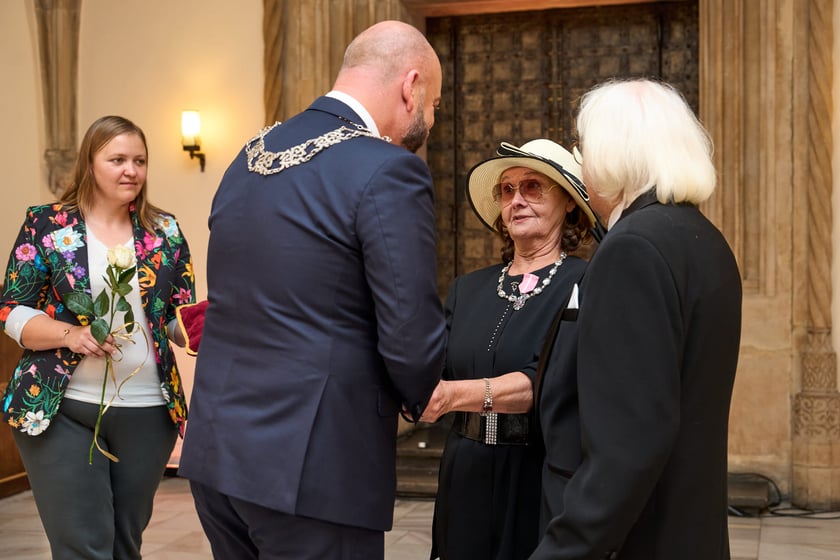 Pary małżeńskie z długoletnim stażem uhonorowane odznaczeniami, uroczystość we wrocławskim ratuszu.