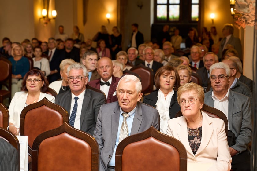 Pary małżeńskie z długoletnim stażem uhonorowane odznaczeniami, uroczystość we wrocławskim ratuszu.