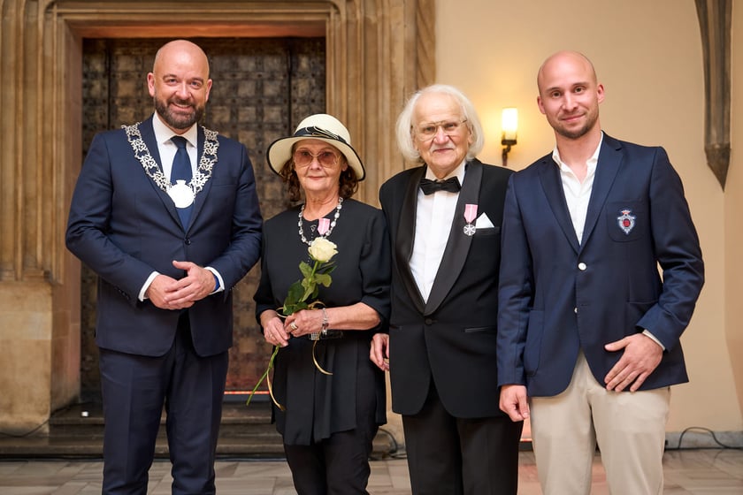 Pary małżeńskie z długoletnim stażem uhonorowane odznaczeniami, uroczystość we wrocławskim ratuszu.