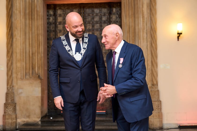 Pary małżeńskie z długoletnim stażem uhonorowane odznaczeniami, uroczystość we wrocławskim ratuszu.